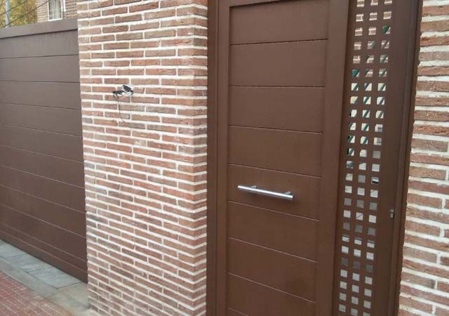 Complutumdoor puertas de entrada y garaje