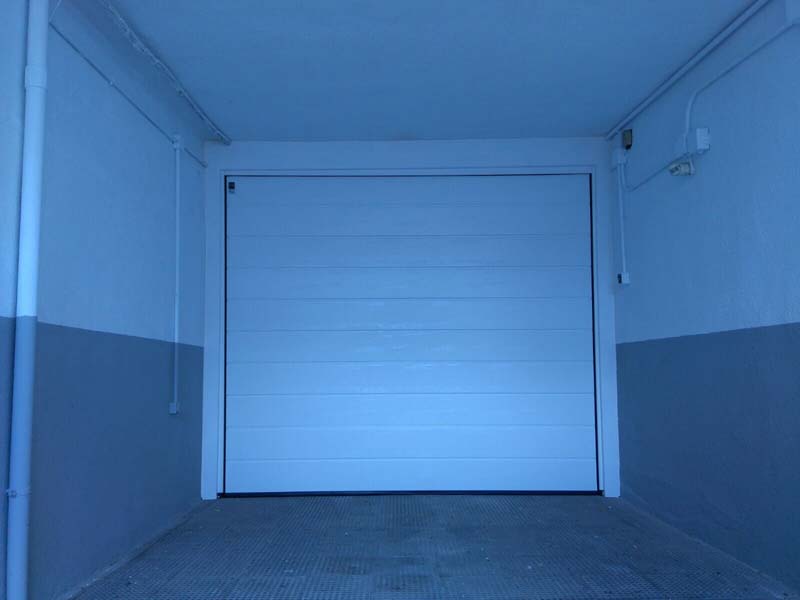 Complutumdoor garaje vacío por dentro